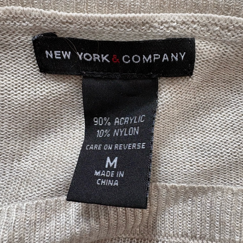 Assorted lightweight Sweaters Size Medium - Picture 9 of 9
